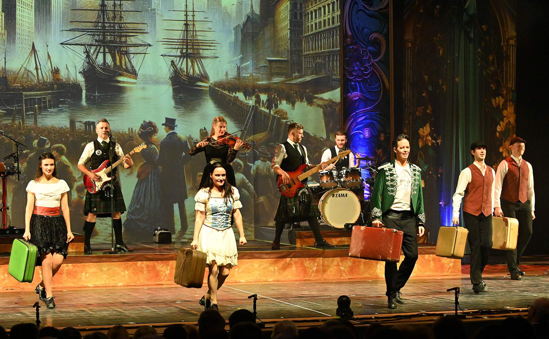 CORNAMUSA – World of Pipe Rock and Irish Dance